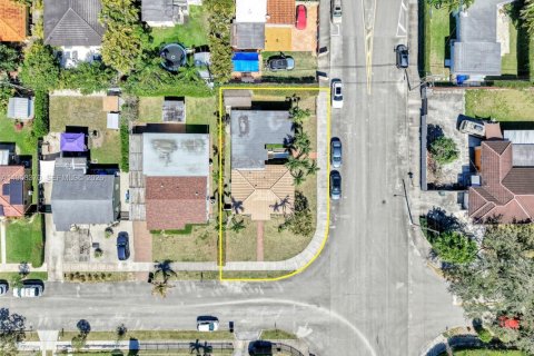 House in South Miami, Florida 3 bedrooms, 142.98 sq.m. № 2049784 - photo 27