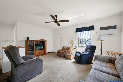 House in South Miami, Florida 3 bedrooms, 142.98 sq.m. № 2049784 - photo 6