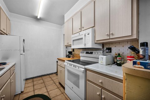 House in South Miami, Florida 3 bedrooms, 142.98 sq.m. № 2049784 - photo 9