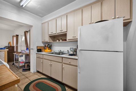 House in South Miami, Florida 3 bedrooms, 142.98 sq.m. № 2049784 - photo 10