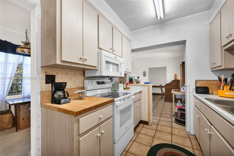 House in South Miami, Florida 3 bedrooms, 142.98 sq.m. № 2049784 - photo 8