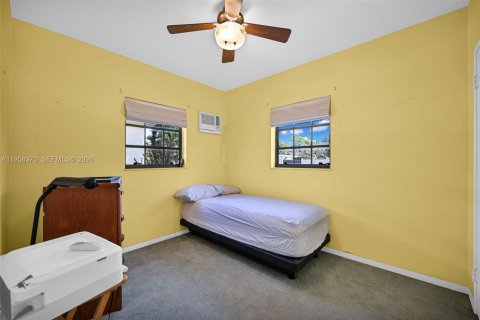 House in South Miami, Florida 3 bedrooms, 142.98 sq.m. № 2049784 - photo 17