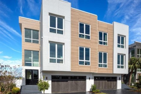 Townhouse in Treasure Island, Florida 4 bedrooms, 337.98 sq.m. № 1805731 - photo 1