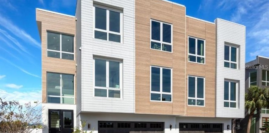 Townhouse in Treasure Island, Florida 4 bedrooms, 337.98 sq.m. № 1805731