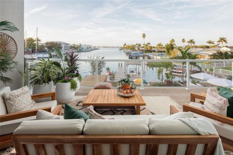 Townhouse in Treasure Island, Florida 4 bedrooms, 337.98 sq.m. № 1805731 - photo 5