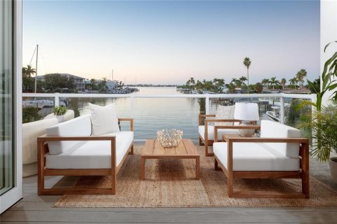 Townhouse in Treasure Island, Florida 4 bedrooms, 337.98 sq.m. № 1805731 - photo 15