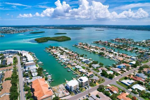 Townhouse in Treasure Island, Florida 4 bedrooms, 337.98 sq.m. № 1805731 - photo 16