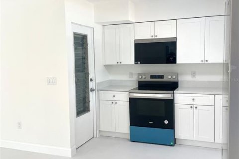 House in Gulfport, Florida 2 bedrooms, 90.67 sq.m. № 1749458 - photo 10