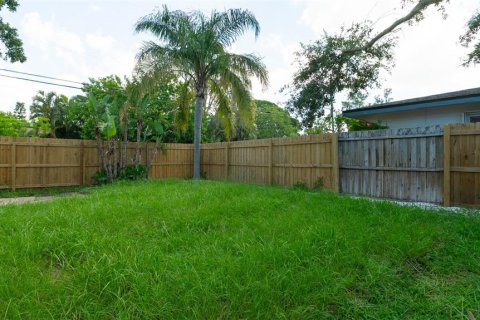 House in Gulfport, Florida 2 bedrooms, 90.67 sq.m. № 1749458 - photo 26