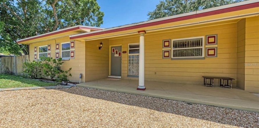 House in Gulfport, Florida 2 bedrooms, 90.67 sq.m. № 1749458