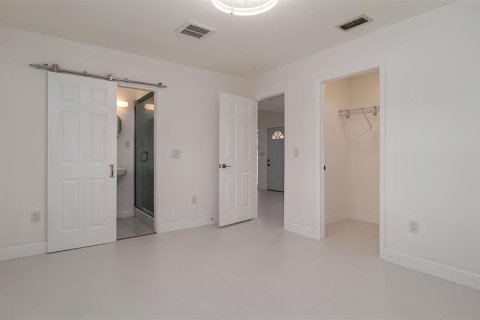 House in Gulfport, Florida 2 bedrooms, 90.67 sq.m. № 1749458 - photo 22