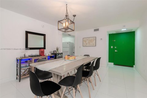 Condo in Miami Beach, Florida, 2 bedrooms  № 1752933 - photo 8