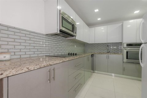 Condo in Miami Beach, Florida, 2 bedrooms  № 1752933 - photo 9