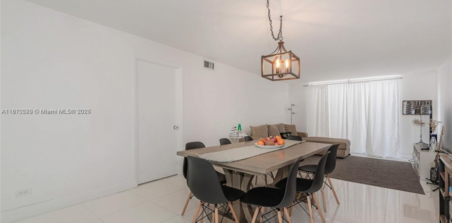 Condo in Miami Beach, Florida, 2 bedrooms  № 1752933