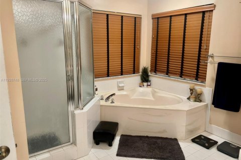 Villa ou maison à vendre à Coral Springs, Floride: 4 chambres, 230.77 m2 № 1988049 - photo 4