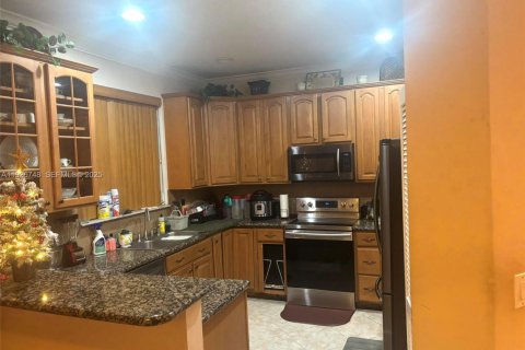 Villa ou maison à vendre à Coral Springs, Floride: 4 chambres, 230.77 m2 № 1988049 - photo 5