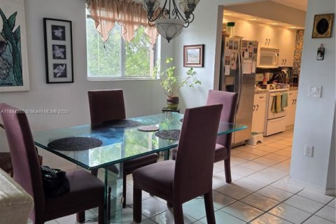 Copropriété à vendre à Pembroke Pines, Floride: 2 chambres, 142.42 m2 № 1947141 - photo 13