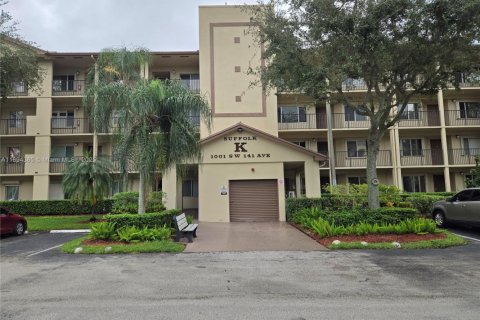 Copropriété à vendre à Pembroke Pines, Floride: 2 chambres, 142.42 m2 № 1947141 - photo 1