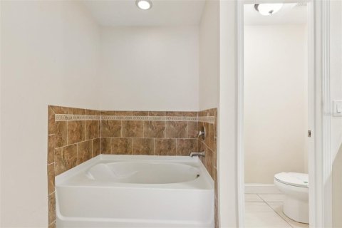 House in Tampa, Florida 4 bedrooms, 156.82 sq.m. № 1780490 - photo 18