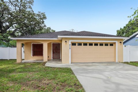 House in Tampa, Florida 4 bedrooms, 156.82 sq.m. № 1780490 - photo 1
