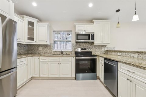 House in Tampa, Florida 4 bedrooms, 156.82 sq.m. № 1780490 - photo 2