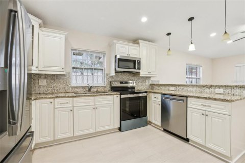 House in Tampa, Florida 4 bedrooms, 156.82 sq.m. № 1780490 - photo 6