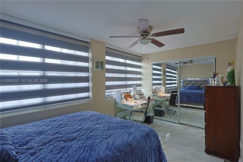 House in Hialeah, Florida 3 bedrooms, 216.09 sq.m. № 2069564 - photo 2