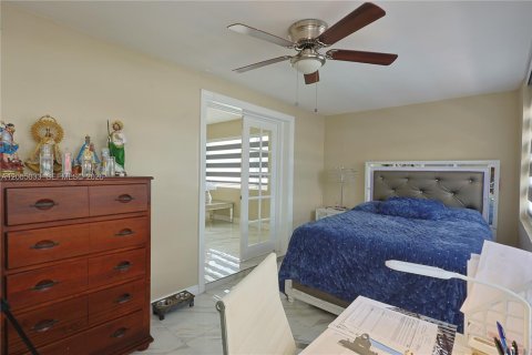 House in Hialeah, Florida 3 bedrooms, 216.09 sq.m. № 2069564 - photo 3