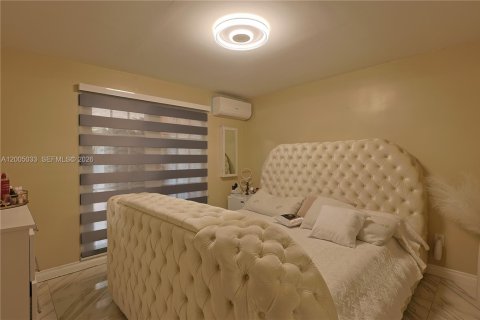 House in Hialeah, Florida 3 bedrooms, 216.09 sq.m. № 2069564 - photo 13