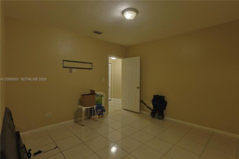 House in Hialeah, Florida 3 bedrooms, 216.09 sq.m. № 2069564 - photo 6