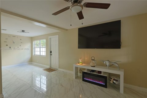 House in Hialeah, Florida 3 bedrooms, 216.09 sq.m. № 2069564 - photo 12