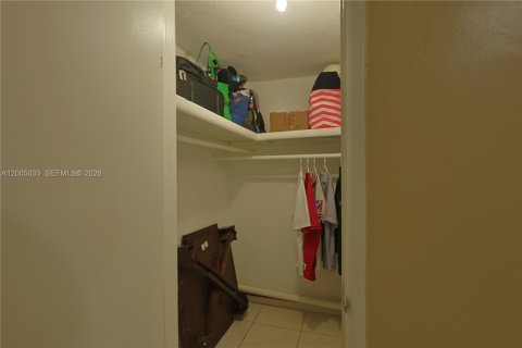 House in Hialeah, Florida 3 bedrooms, 216.09 sq.m. № 2069564 - photo 7