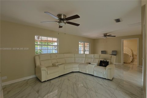 House in Hialeah, Florida 3 bedrooms, 216.09 sq.m. № 2069564 - photo 11