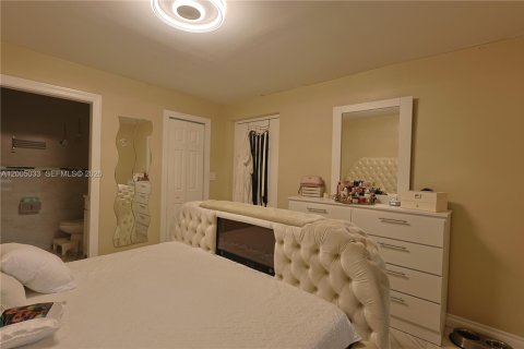 House in Hialeah, Florida 3 bedrooms, 216.09 sq.m. № 2069564 - photo 14