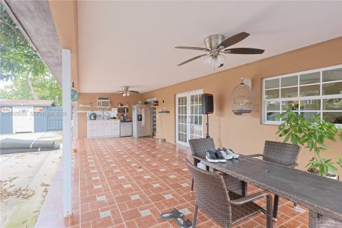 House in Hialeah, Florida 3 bedrooms, 216.09 sq.m. № 2069564 - photo 17