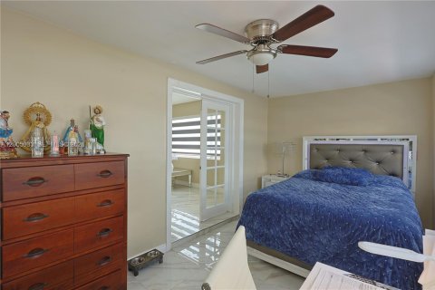 House in Hialeah, Florida 3 bedrooms, 216.09 sq.m. № 2069564 - photo 4