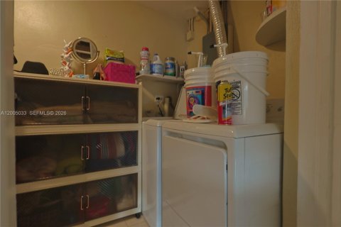 House in Hialeah, Florida 3 bedrooms, 216.09 sq.m. № 2069564 - photo 16