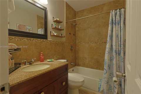 House in Hialeah, Florida 3 bedrooms, 216.09 sq.m. № 2069564 - photo 5