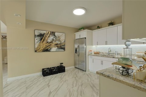 House in Hialeah, Florida 3 bedrooms, 216.09 sq.m. № 2069564 - photo 9