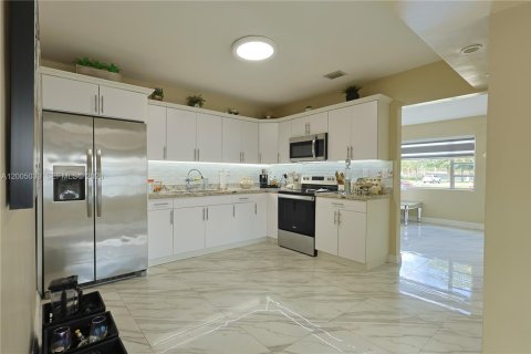 House in Hialeah, Florida 3 bedrooms, 216.09 sq.m. № 2069564 - photo 10
