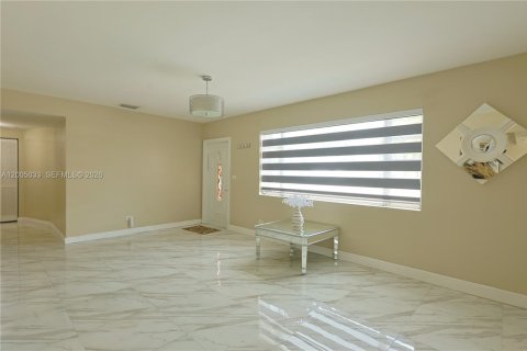 House in Hialeah, Florida 3 bedrooms, 216.09 sq.m. № 2069564