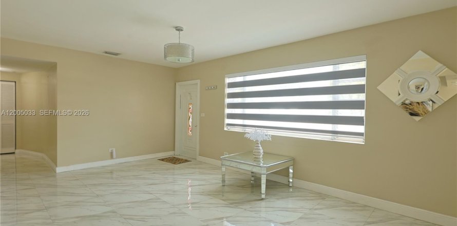 House in Hialeah, Florida 3 bedrooms, 216.09 sq.m. № 2069564