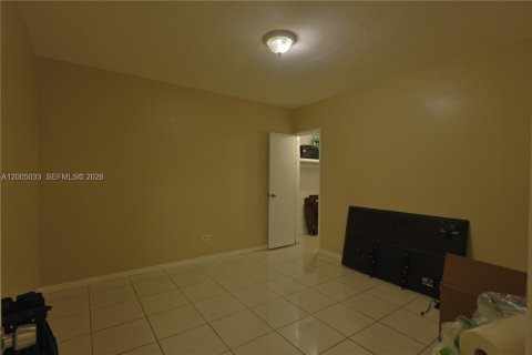 House in Hialeah, Florida 3 bedrooms, 216.09 sq.m. № 2069564 - photo 8
