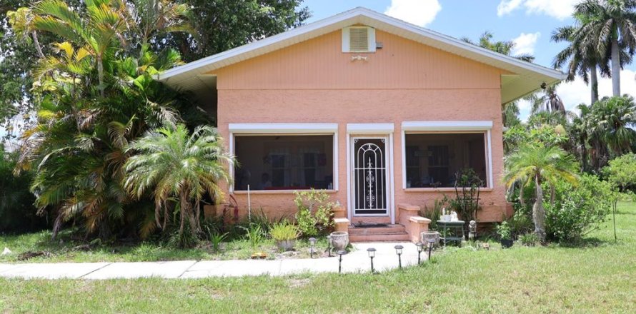 House in Punta Gorda, Florida 2 bedrooms, 117.61 sq.m. № 2258445