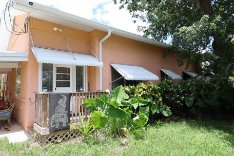 House in Punta Gorda, Florida 2 bedrooms, 117.61 sq.m. № 2258445 - photo 2