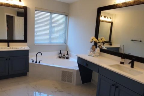 House in Weston, Florida 5 bedrooms, 287.25 sq.m. № 1459714 - photo 12