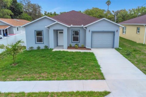 House in Tampa, Florida 3 bedrooms, 131.74 sq.m. № 1612777 - photo 2