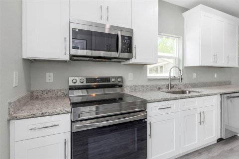 House in Tampa, Florida 3 bedrooms, 131.74 sq.m. № 1612777 - photo 22