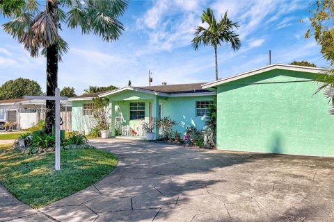 Villa ou maison à vendre à Cutler Bay, Floride: 4 chambres, 249.16 m2 № 1730307 - photo 1