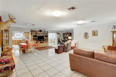 Villa ou maison à vendre à Cutler Bay, Floride: 4 chambres, 249.16 m2 № 1730307 - photo 5
